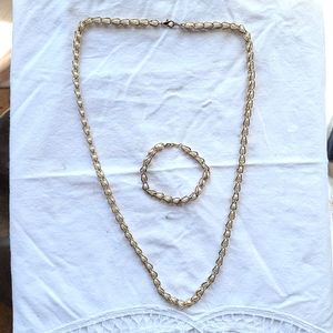 Vintage Avon Pearl and Gold Necklace